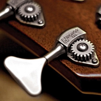 Afinação de guitarra metálica prateada em madeira castanha com texto HIPSHOT USA