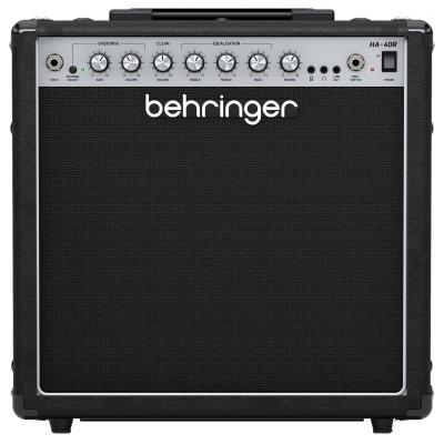 Amplificador de guitarra Behringer preto com painel de controlo cinzento e botões pretos
