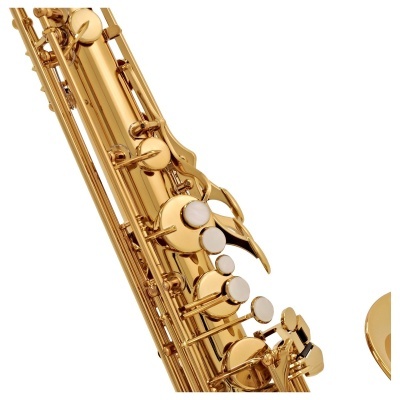 Close-up de saxofone dourado com chaves brancas e fundo branco