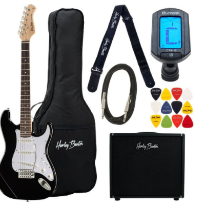 Conjunto de guitarra elétrica preta com acessórios incluindo bolsa, correia, cabo, afinador, palhetas e amplificador.