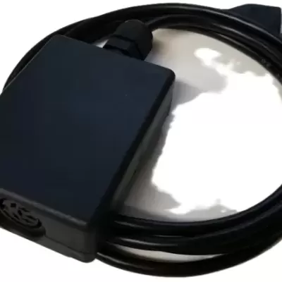 Cabo preto com conector USB e caixa com porta de 5 pinos