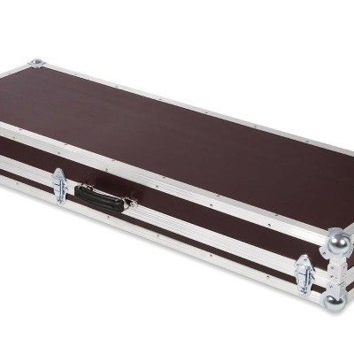 Mala rígida de proteção castanha com reforços metálicos prateados