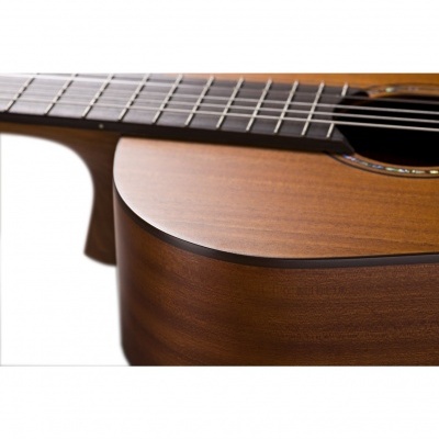 Guitarra acústica castanha de madeira com cordas e escala preta