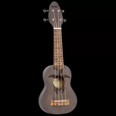 Ukulele de madeira castanho escuro com padrões de tartaruga e quatro cordas
