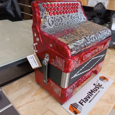 Acordeão vermelho com botões vermelhos e detalhes prateados, texto Oregano visível