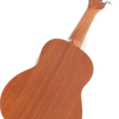 Verso de ukulele em madeira castanho claro com clavijas metálicas em fundo branco