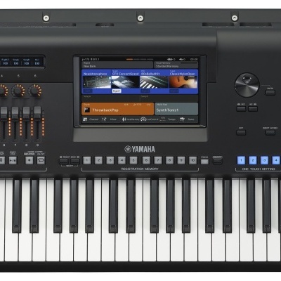 Teclado musical Yamaha Genos 2 preto com teclas brancas e pretas e painel de controle