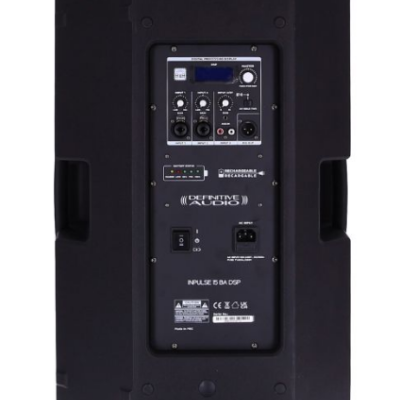 Coluna de som preta com painel de controlo e texto de marca e modelo