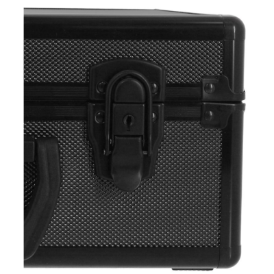 Fecho e parte frontal de mala rígida preta com textura em relevo