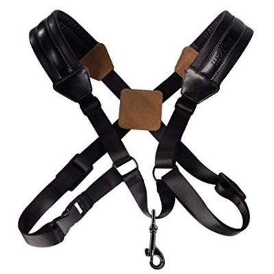 Arnês para saxofone pretos com detalhes castanhos e fecho metálico