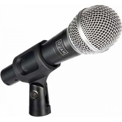 Microfone preto com grade metálica prateada e suporte