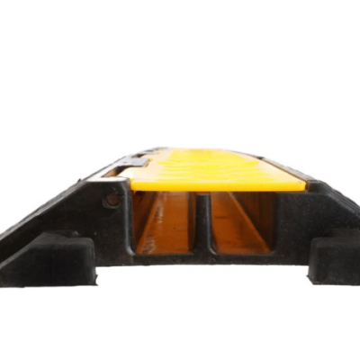 Protetor de cabo em plástico preto com tampa amarela sobre fundo branco