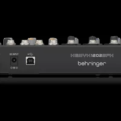 Mesa de mistura preta Behringer XENYX1202FX vista traseira com várias portas e texto branco
