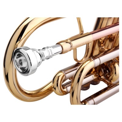 Parte do trompete metálico dourado e prateado com bocal prateado