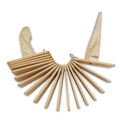 Leque de madeira natural aberto com corrente metálica