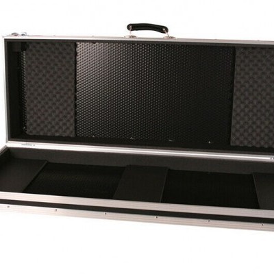 Estojo rígido aberto com interior almofadado preto e compartimentos