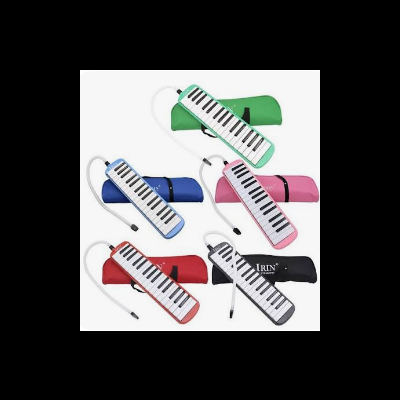 Cinco pianicas coloridas com capas e tubos flexíveis, sobre fundo branco.