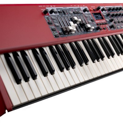 Teclado musical analógico vermelho Nord Lead A1 com teclas e botões