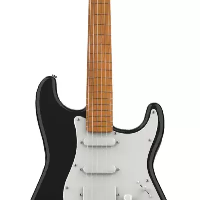 Guitarra elétrica preta com corpo clássico e braço de madeira clara num suporte.