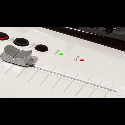 Controlador MIDI branco com botões, fader e luzes indicadoras
