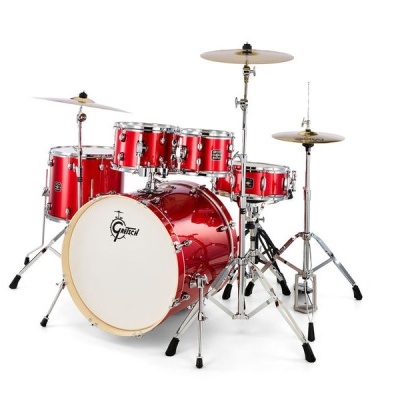Bateria acústica vermelha com tambores e pratos cromados