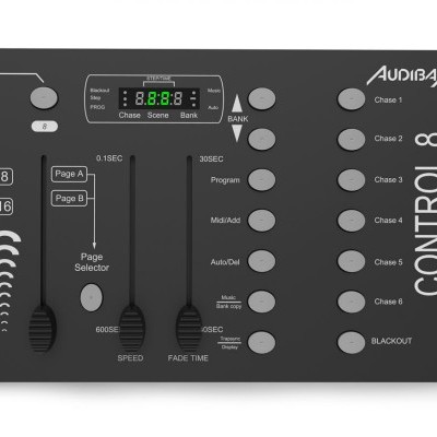 Painel de controlo preto com botões, controladores e ecrã digital verde