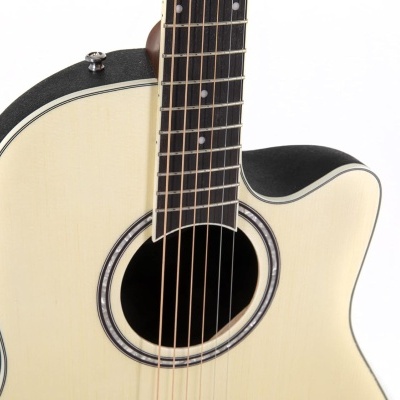 Guitarra acústica clara com detalhes em preto e braço escuro