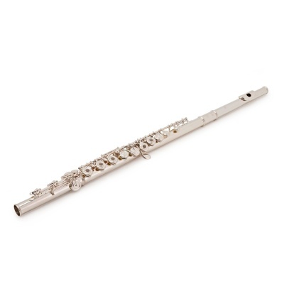 Flauta transversal prateada sobre fundo branco