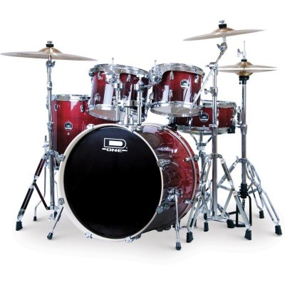 Bateria acústica vermelha com tambores e pratos