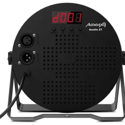 Retaguarda de equipamento de áudio preto com visor digital e conectores XLR.