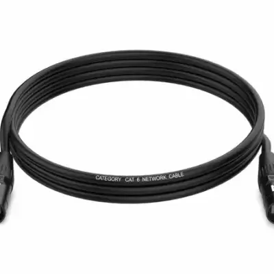 Cabo de rede preto Categoria 6 com conectores RJ45 em fundo branco