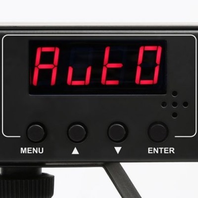 Ecrã digital LED vermelho num dispositivo preto com botões de controlo e indicação 'MIC'.