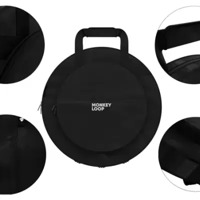 Mochila redonda preta com alça e bolso frontal com fechos