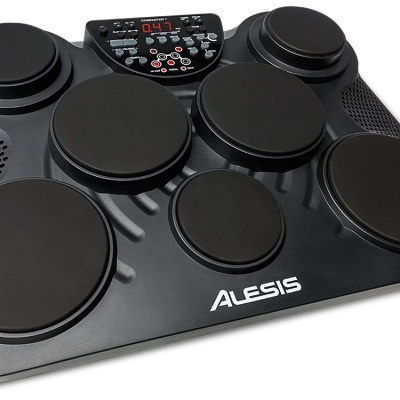 Kit de bateria eletrónica Alesis preto com sete pads e painel digital