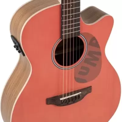 Guitarra acústica cor de rosa com corpo em madeira e detalhes em madeira escura