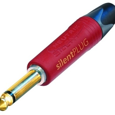 Plugue de áudio jack 6,35 mm vermelho e dourado com escrita Neutrik Silent