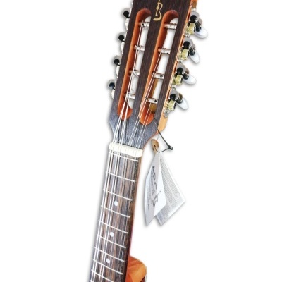 Cabeça de guitarra clássica em madeira com cravelhas metálicas e etiqueta de papel