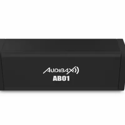 Dispositivo preto compacto com texto AUDIBAX AB01 em branco numa superfície branca