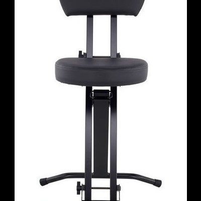 Cadeira de escritório preta com assento e encosto acolchoados e base metálica.