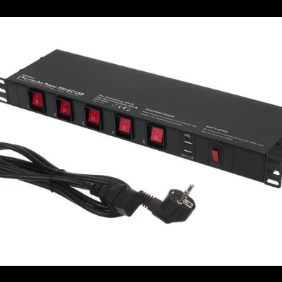 Fonte elétrica preta para rack com seis interruptores vermelhos e porta USB