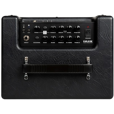 Amplificador musical preto com painel de controlo frontal e alça