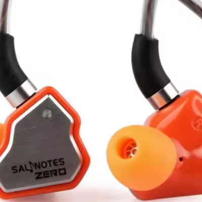Auriculares intra-auriculares laranja com detalhes metálicos e ponteiras cor de laranja