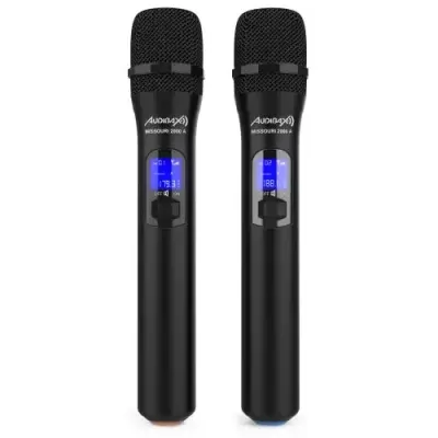 Dois microfones sem fios pretos com visor digital azul