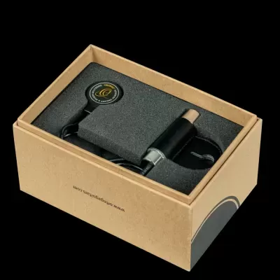 Kit em caixa de cartão com dispositivo eletrónico e componente redondo em espuma preta