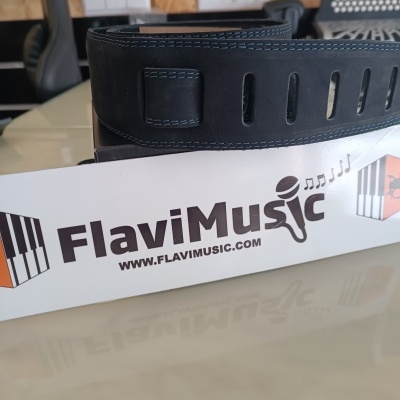 Cinta preta de couro com costura azul sobre caixa branca FLAVIMUSIC