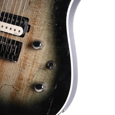 Guitarra elétrica cinza e preta com botões metálicos e captador EMG