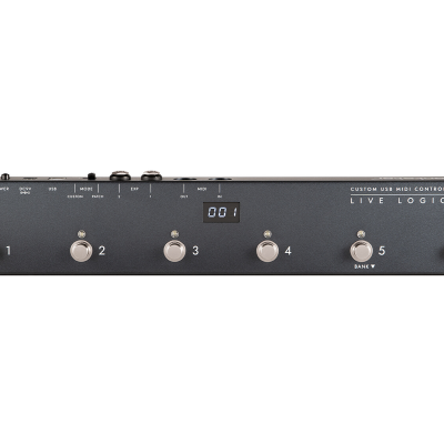 Pedal de efeitos de guitarra elétrica preto com seis botões numerados e display digital.