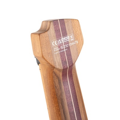 Suporte de madeira com faixas coloridas e texto impresso