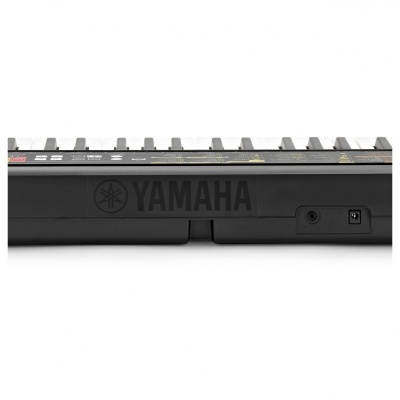 Parte traseira inferior de teclado musical preto YAMAHA com teclas visíveis e portas