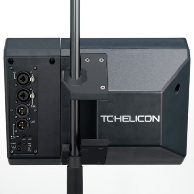 Coluna de som profissional preta TC HELICON com conectores XLR e controlador